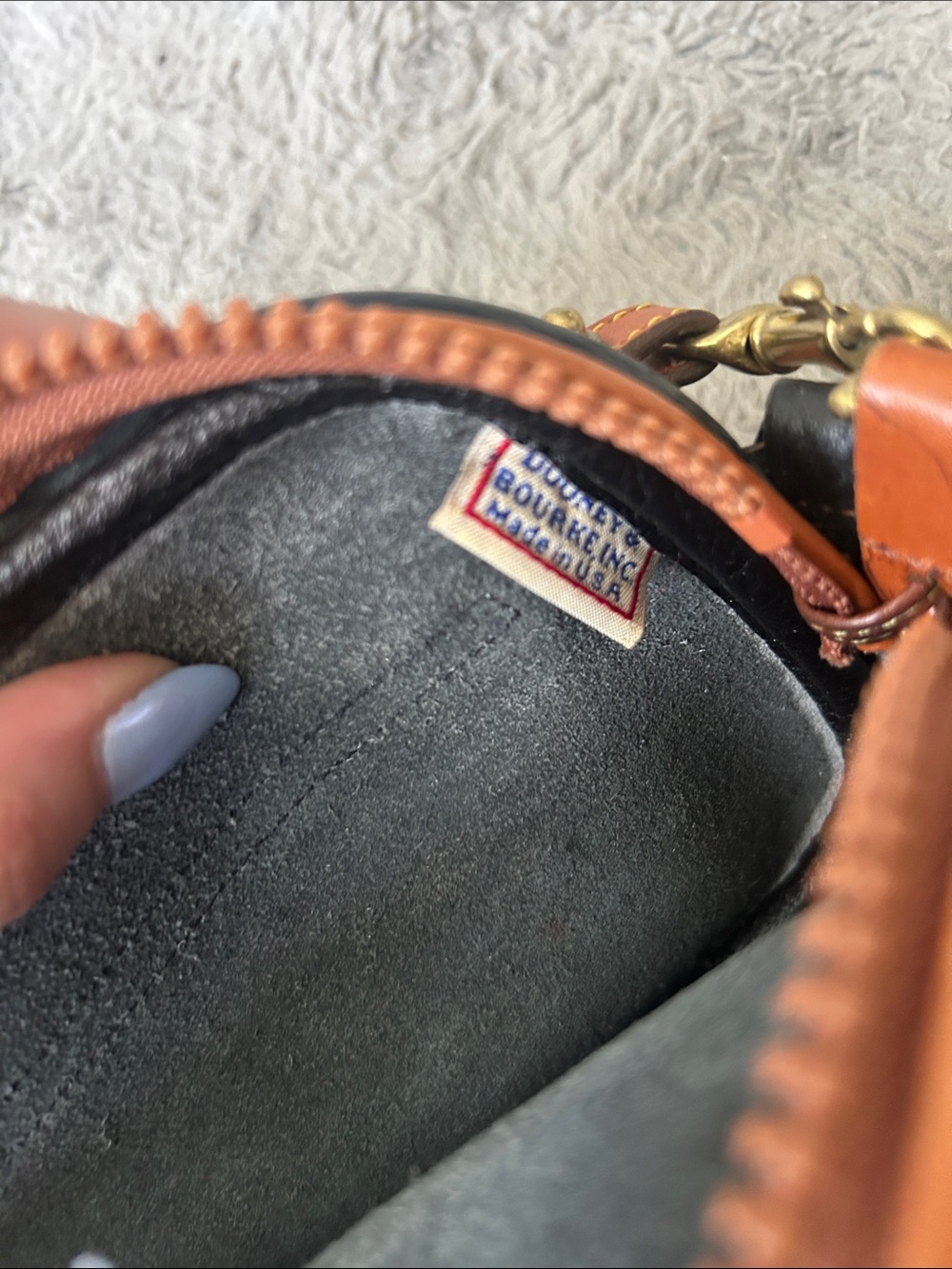Dooney & Bourke Vintage Leather Kilty Crossbody bag - Picture 5 of 8